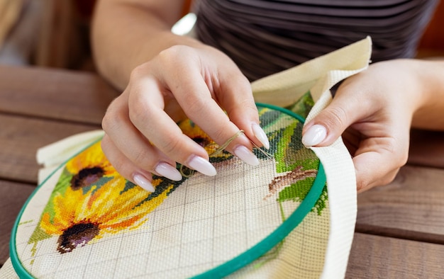 Osoba haftująca ręcznie